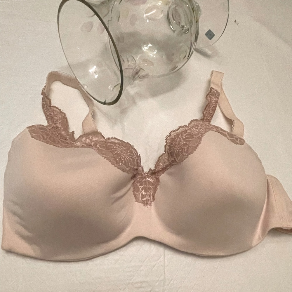 ⬇️ $29.00 ⬇️ Le Mystére Lace Tisha Size 40 C lightly padded bra with underwire.